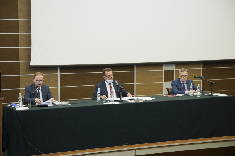 Za stołem siedzą prof. Michał Nowicki, prof. Andrzej Tykarski i prof. Zbigniew Krasiński