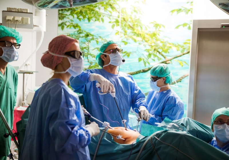 Operacja usunięcia macicy metoda laparoskopową - prof. Maciej Wilczak wraz z zespołem operacyjnym.