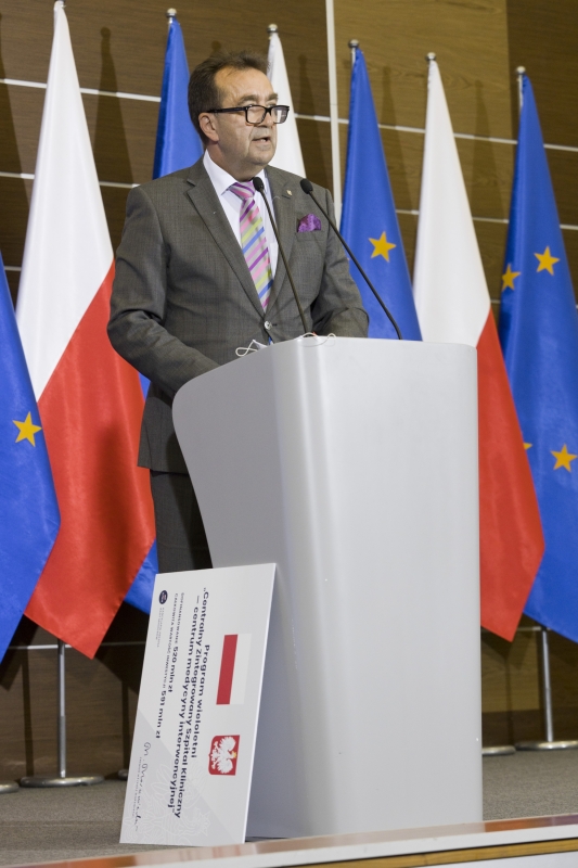Rektor Andrzej Tykarski stoi przy mównicy