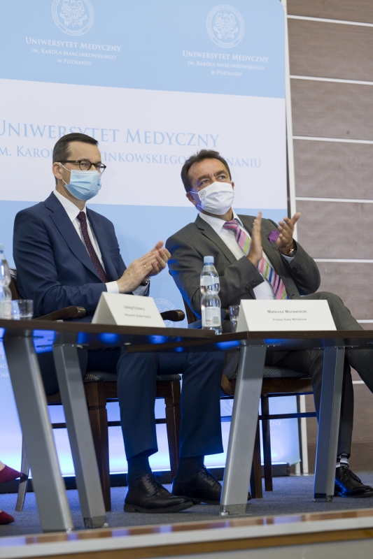 Premier Mateusz Morawiecki i Rektor Andrzej Tykarski siedzą za stołem