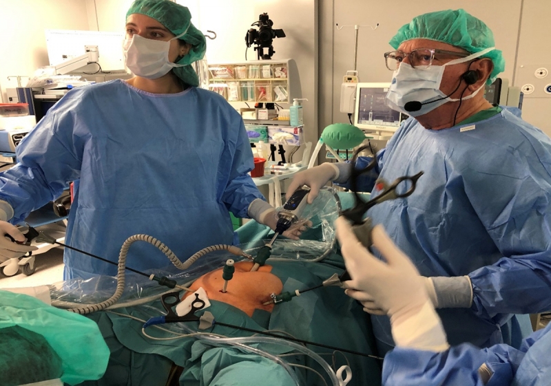 Operacja założenia tytanizowanej siatki metodą laparoskopową w leczeniu „wypadania” przedniej ściany pochwy oraz macicy - operują prof. Jean Bernard Dubuisson z dr Magdaleną Muszyńską.