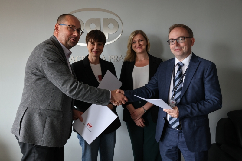 Warszawa, 07.08.2025. Prorektor ds. Nauki Uniwersytetu Medycznego w Poznaniu prof. Michał Nowicki (P), zarządzający Polską Agencją Prasową Marek Błoński (L), prezes zarządu Fundacji Polskiej Agencji Prasowej Magdalena Chodak (2L) i członek zarządu Fundacji Polskiej Agencji Prasowej Magdalena Żuk (2P) po podpisaniu porozumienia między PAP a UMP, w siedzibie PAP w Warszawie.