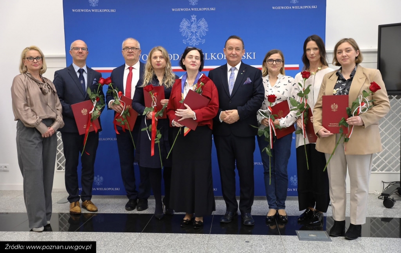 Nowi konsultanci pozują do zdjęcia