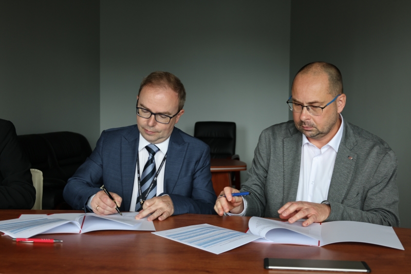 Warszawa, 07.08.2025. Prorektor ds. Nauki Uniwersytetu Medycznego w Poznaniu prof. Michał Nowicki (L) i zarządzający Polską Agencją Prasową Marek Błoński (P) podczas podpisania porozumienia między PAP a UMP, w siedzibie PAP w Warszawie. PAP/Albert Zawada