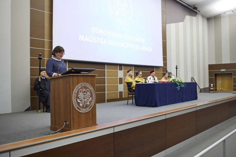 Odnowienie dyplomów magistra farmacji po 50 latach