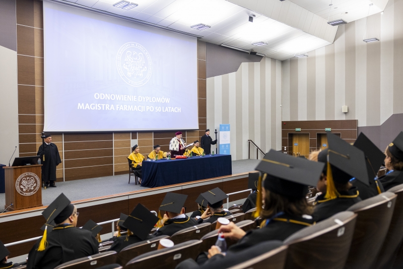 Odnowienie dyplomów magistra farmacji po 50 latach